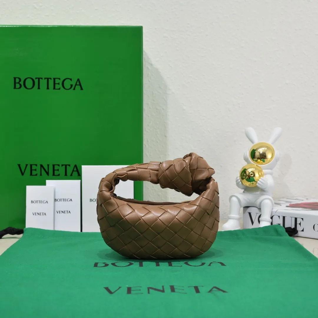 Batch 1080 BV super mini JODIE handbag, dumpling bag, woven knotted bag, simple, fashionable and super cute🍒Every color is high-end. It is a smaller version of the original mini version🤣It can only hold cuteness🍓🍓The upper body is fashionable and romantic. The fashionable bags created by Daniel Lee are really more and more favored by street experts. Style number: 6699-0# Size: 17*16*6.5
